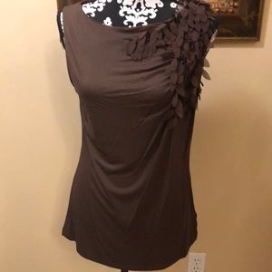 🆕 🤎Anne Klein Elegant Sleeveless Appliqué fabric leaves on left shoulder front